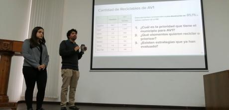 Estudiantes del plantel presentan a funcionarios municipales la línea de base del Plan maestro de reciclaje de Santiago