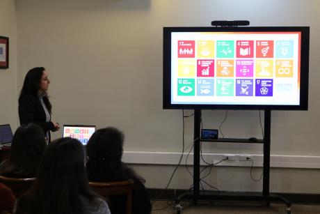 Académica de la Facultad de Ingeniería dicta Escuela Formativa dirigida a la Mesa para un Territorio Inteligente y Sostenible