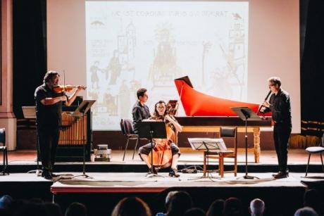 Vecinos y vecinas de Huechuraba asisten a Syntagma Musicum en Teatro Aula Magna