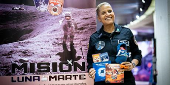 Podemos soñar con llegar al Espacio: Astronauta estadounidense dictó charla en Planetario Usach