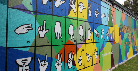 Mural con lengua de señas se transforma en nuevo hito de inclusión en la Usach