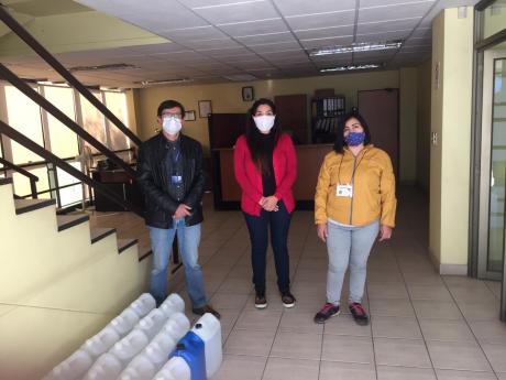 Usach dona 220 litros de alcohol gel para comunidad migrante de Estación Central
