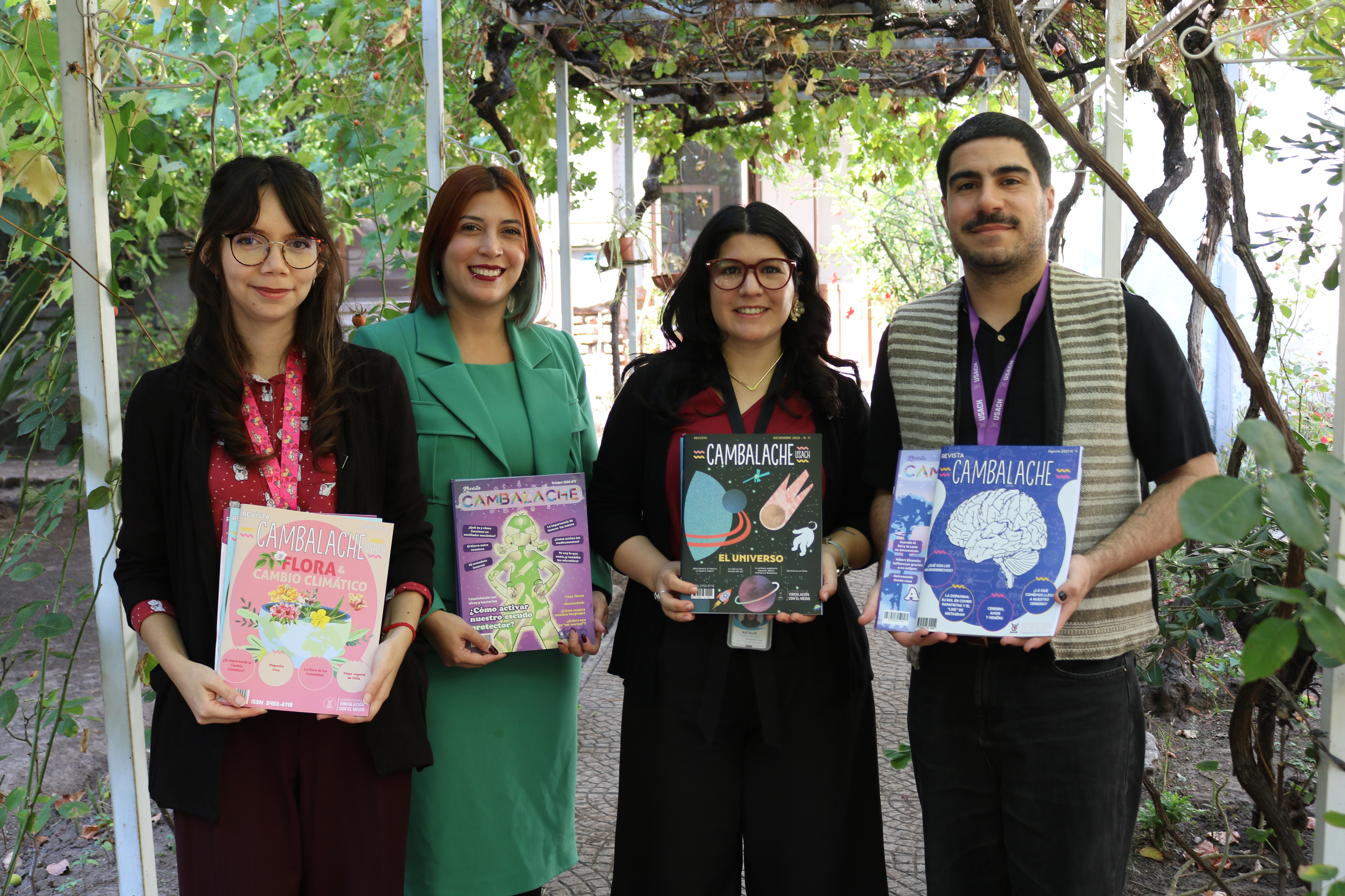 La fotografía muestra a representantes de Revista Cambalache Usach y del Hospital del Salvador con la donación de ejemplares.