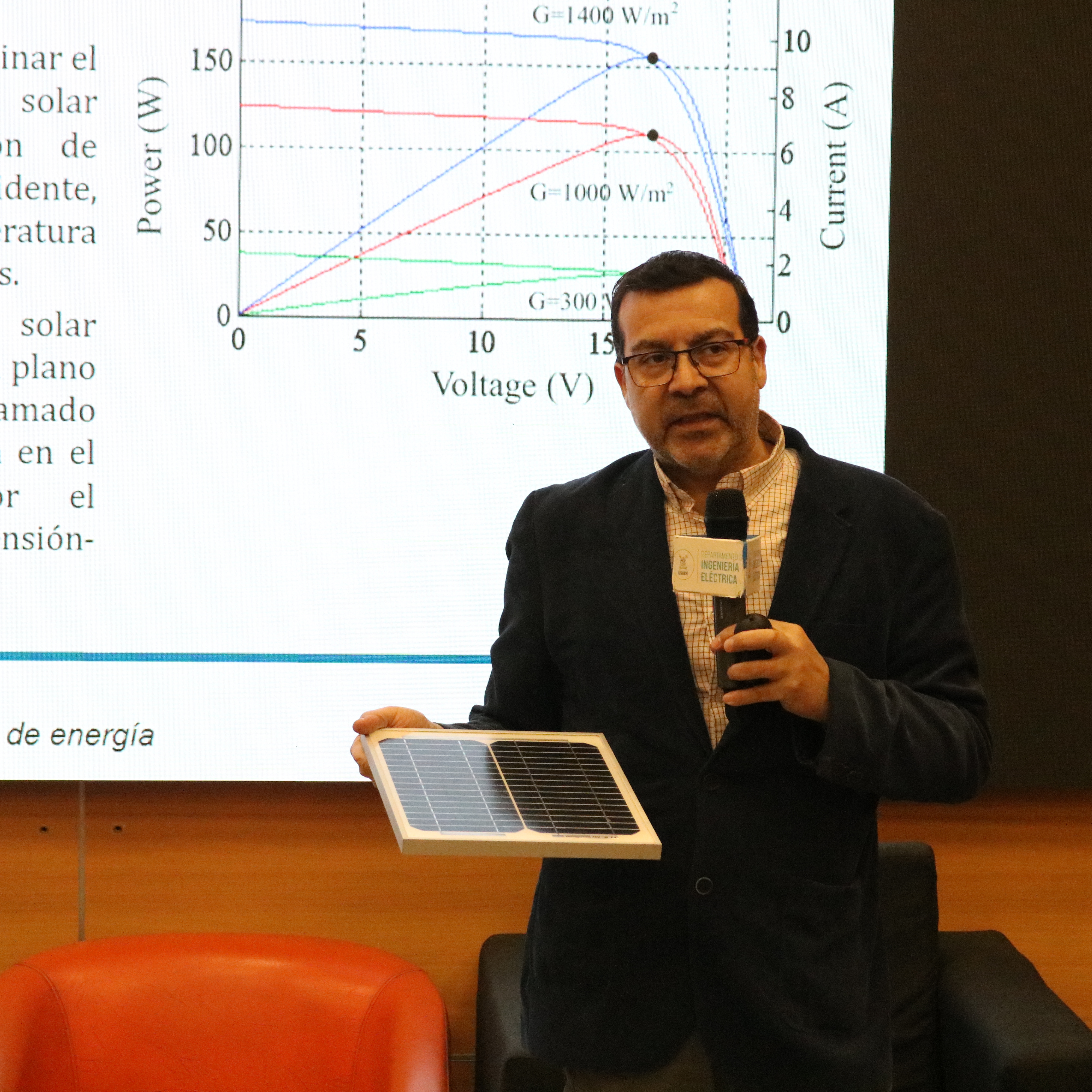 Académico Valdivia Leffort dictando la primera clase del programa.