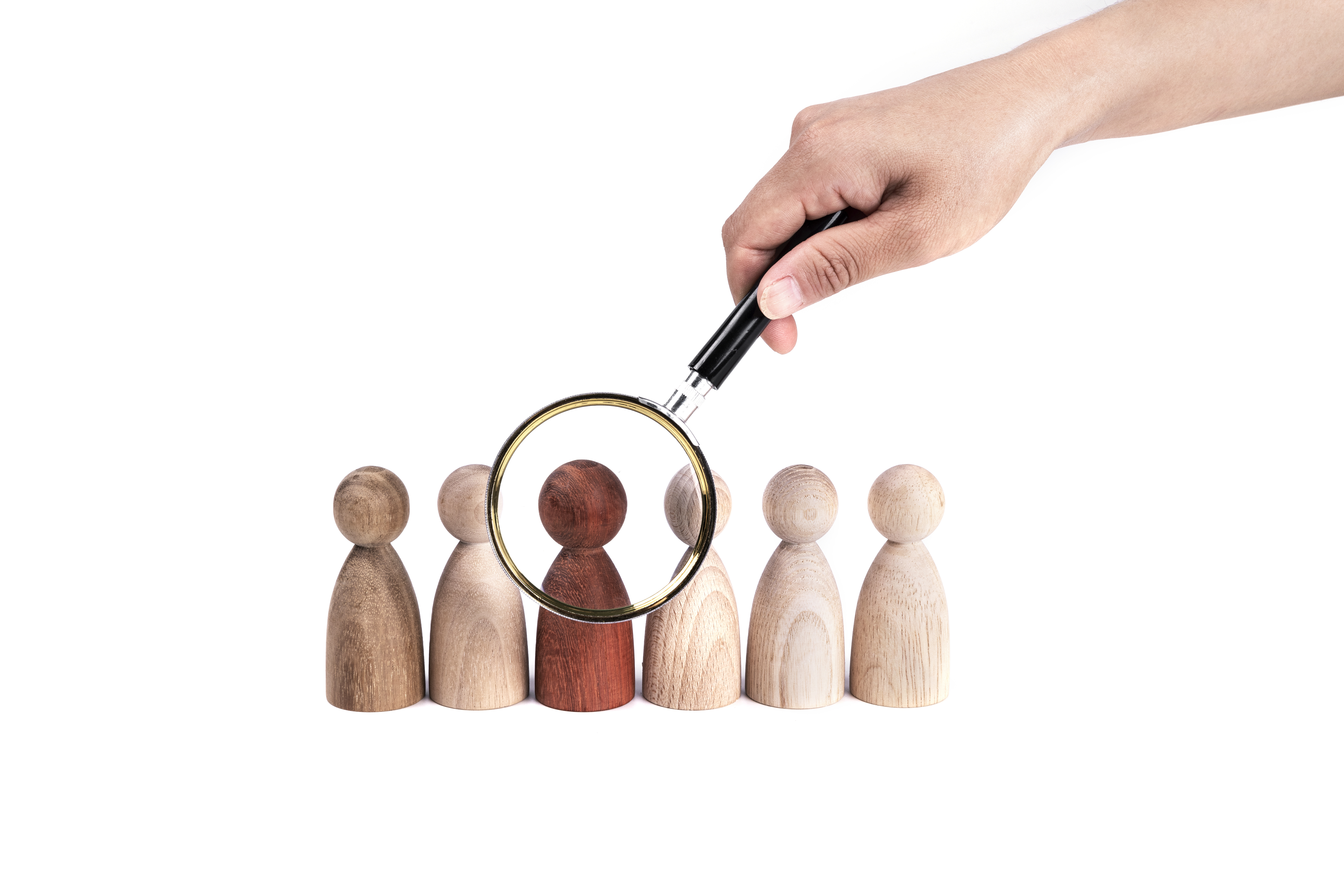personas y una lupa