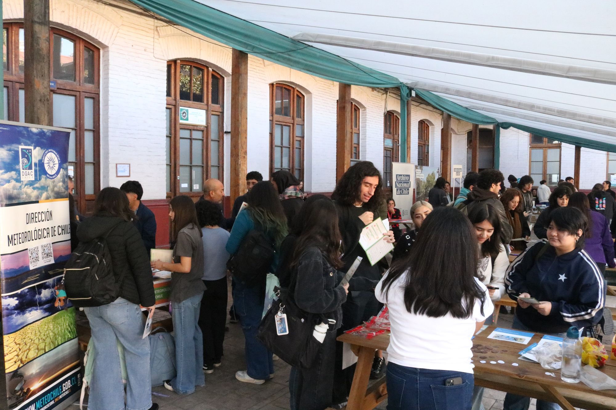 Fotografía de la feria en la Escuela de Artes y Oficios.