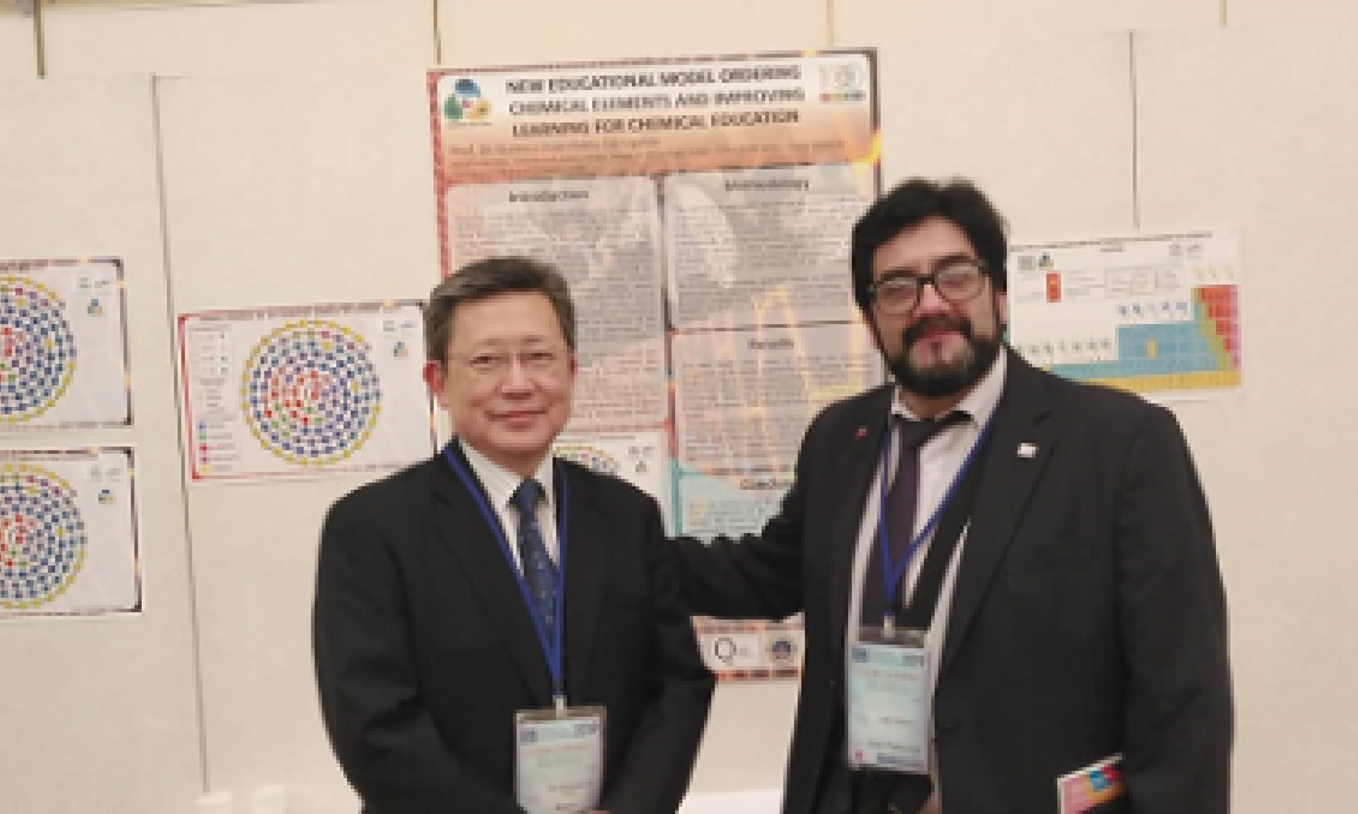 Egresado Usach fue reconocido en Tokio por diseño pedagógico de Tabla Periódica