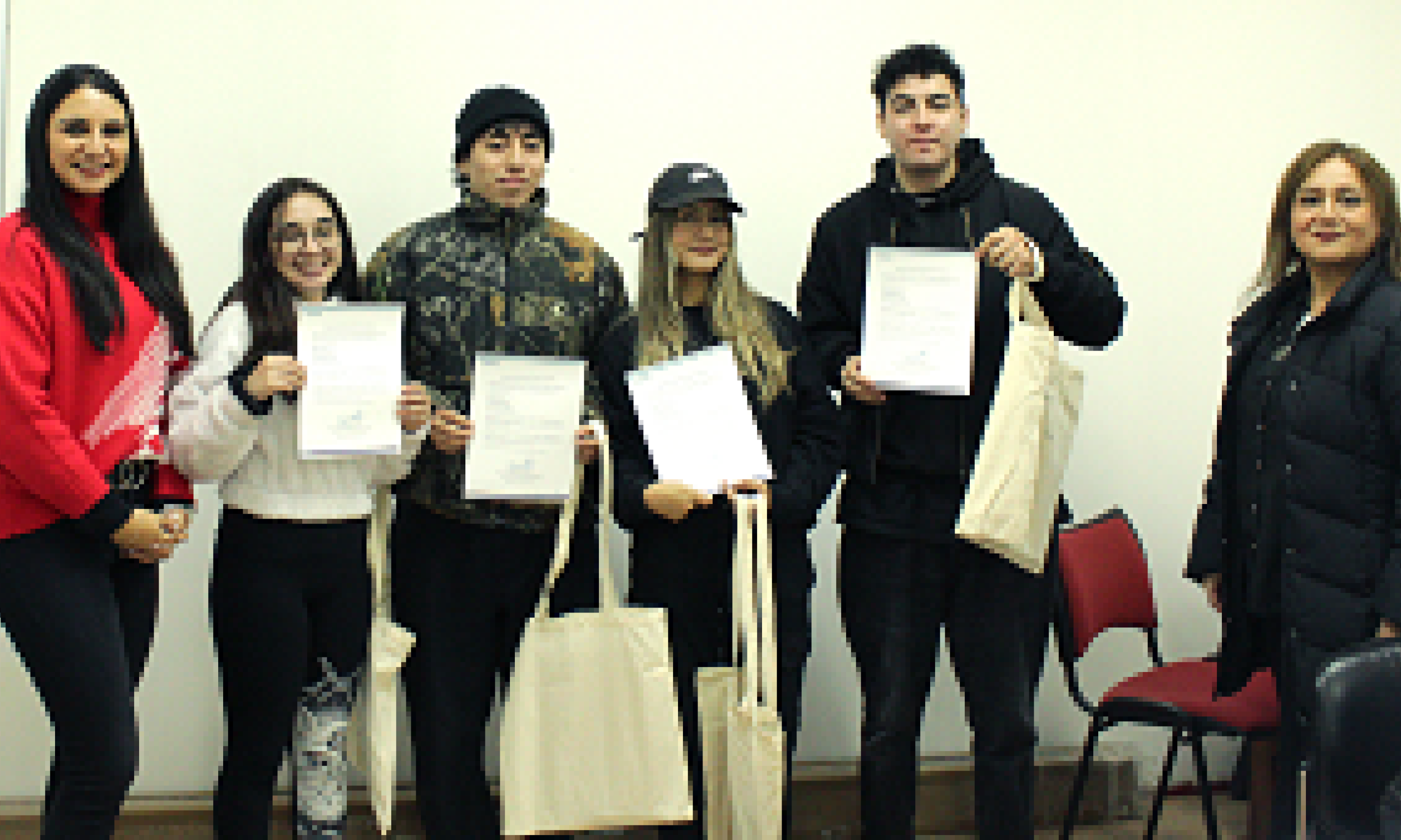 Estudiantes de Periodismo desarrollan proyectos audiovisuales para el Departamento de Educación Continua como parte de una experiencia práctica