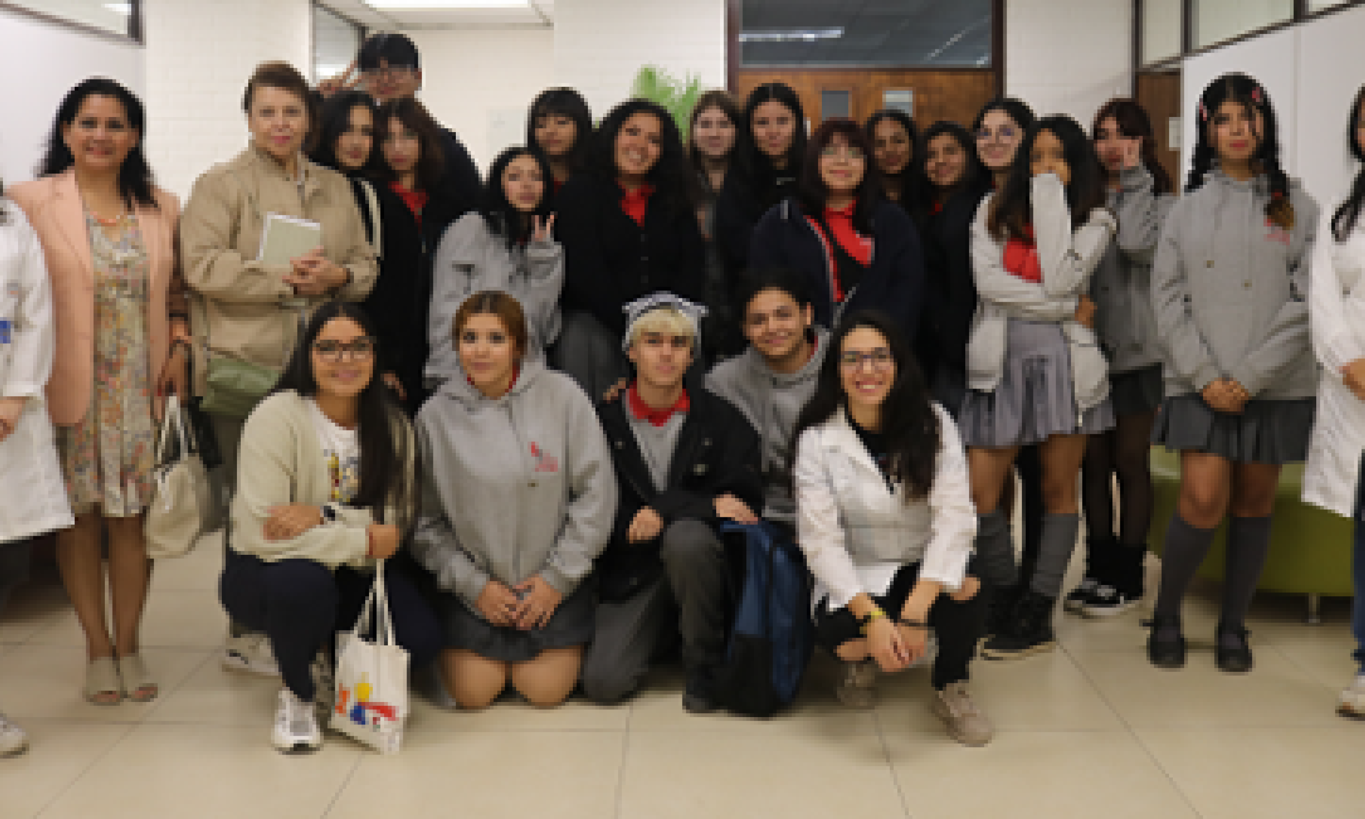 Estudiantes de 4° Medio del área textil visitan al laboratorio especializado Lictex Usach
