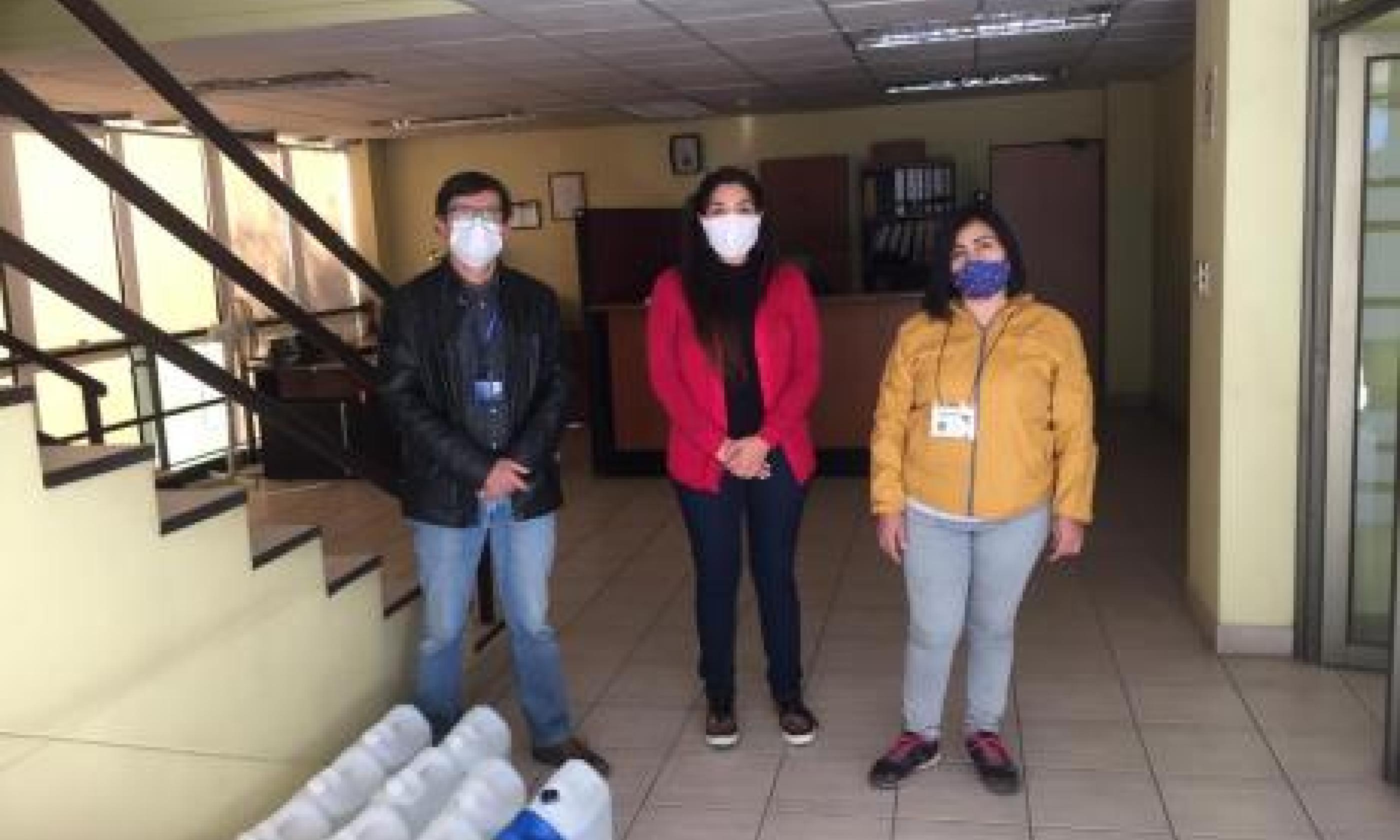 Usach dona 220 litros de alcohol gel para comunidad migrante de Estación Central