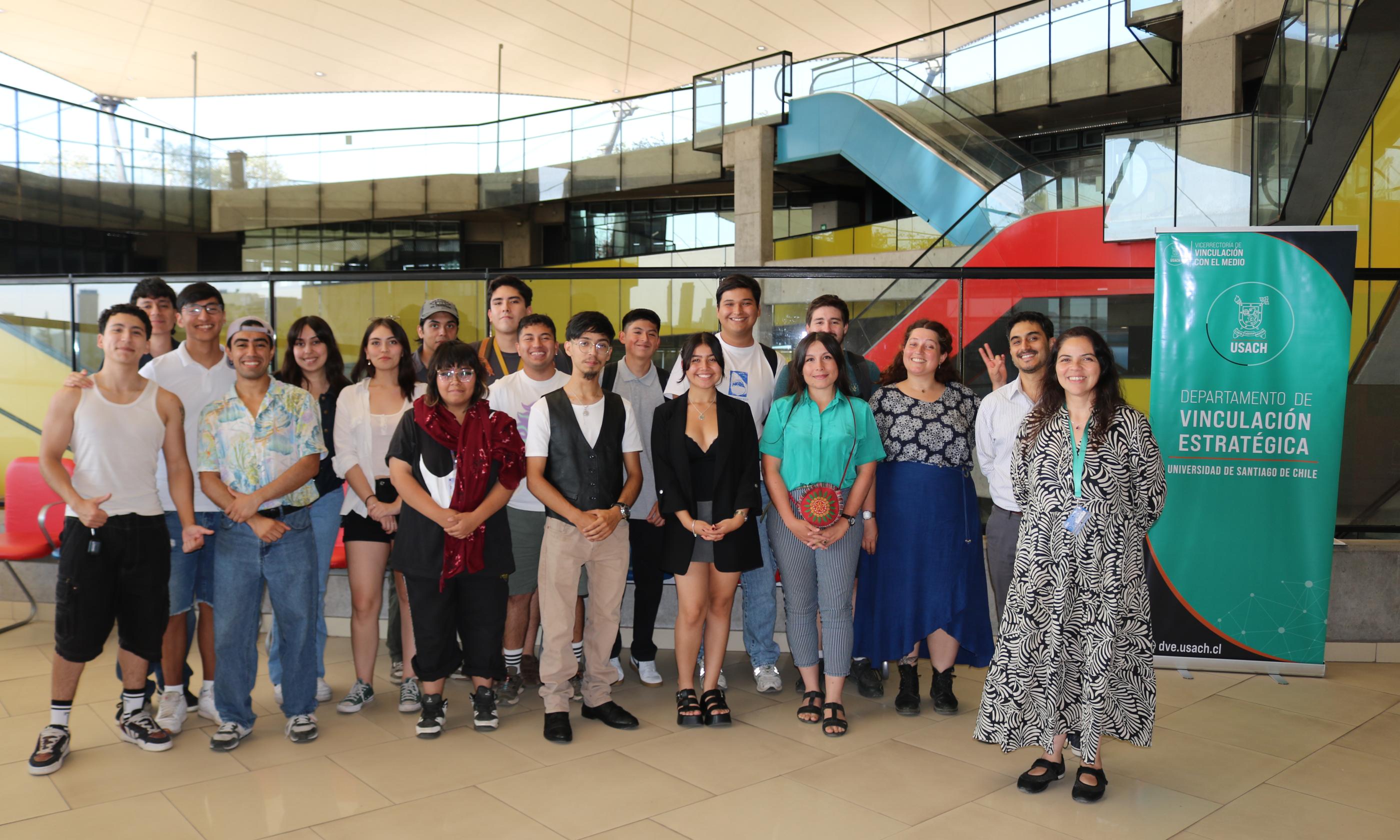La fotografía muestra al grupo de estudiantes, docente y representantes municipales que desarrollaron la asignatura vinculada.