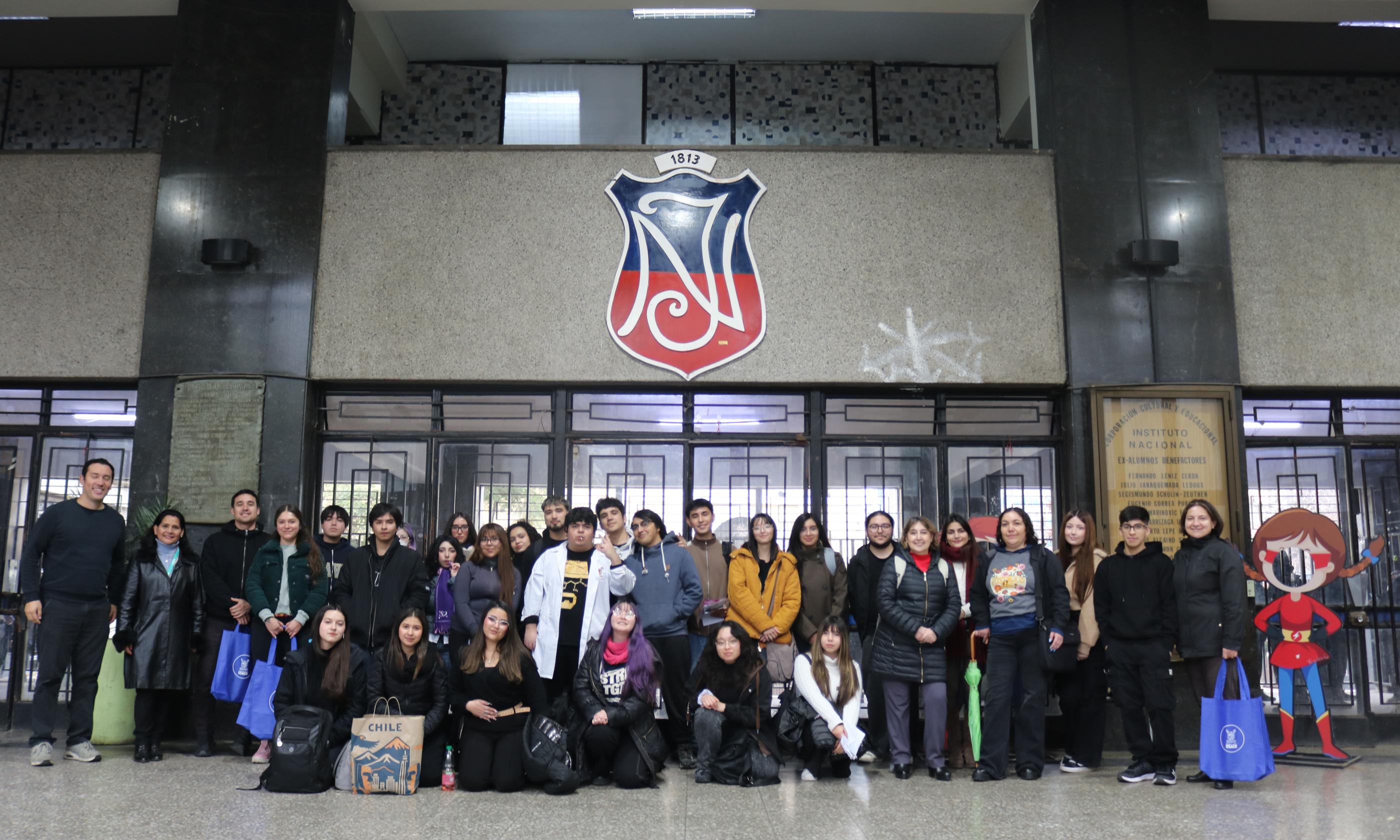 Fotografía grupal de la delegación Usach en el Instituto Nacional.