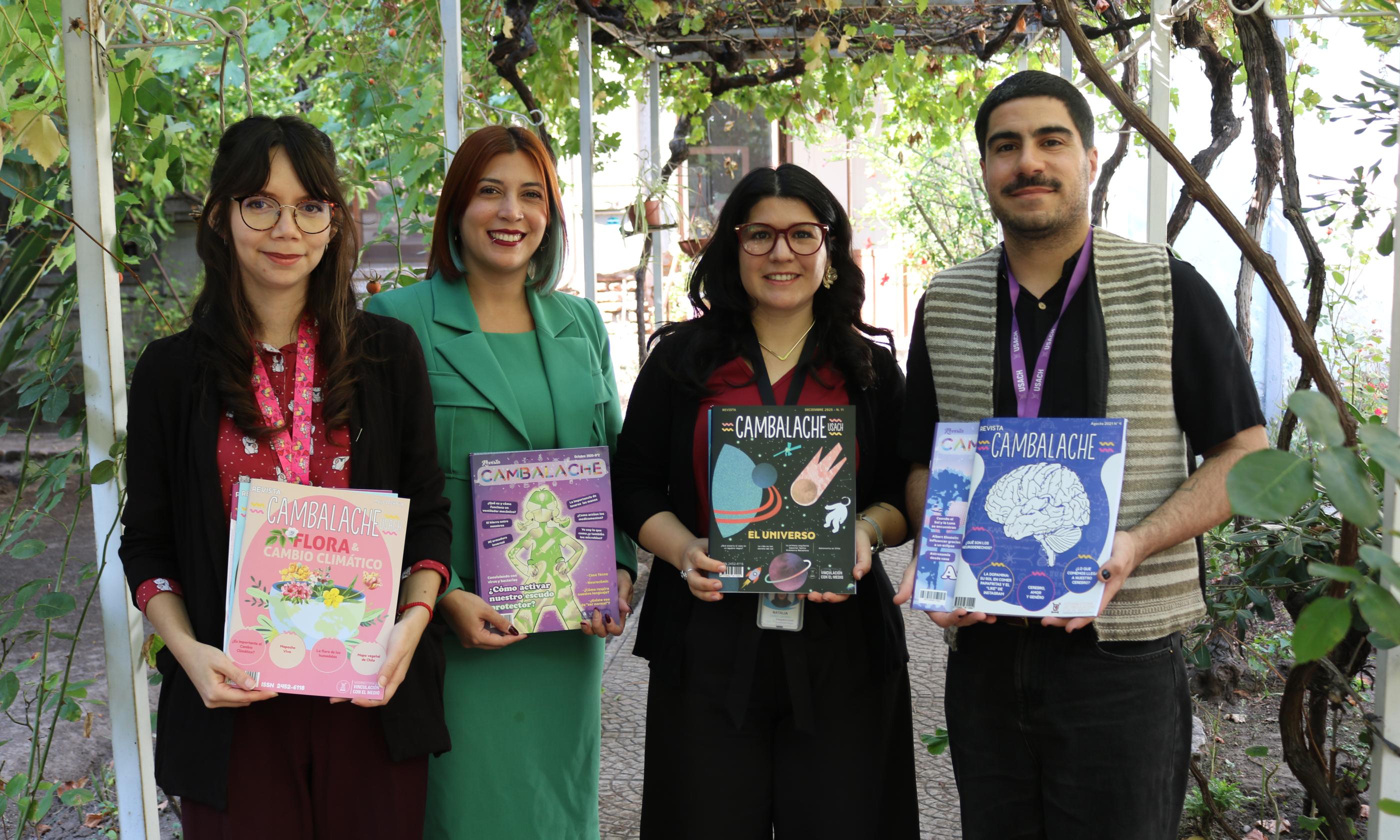 La fotografía muestra a representantes de Revista Cambalache Usach y del Hospital del Salvador con la donación de ejemplares.