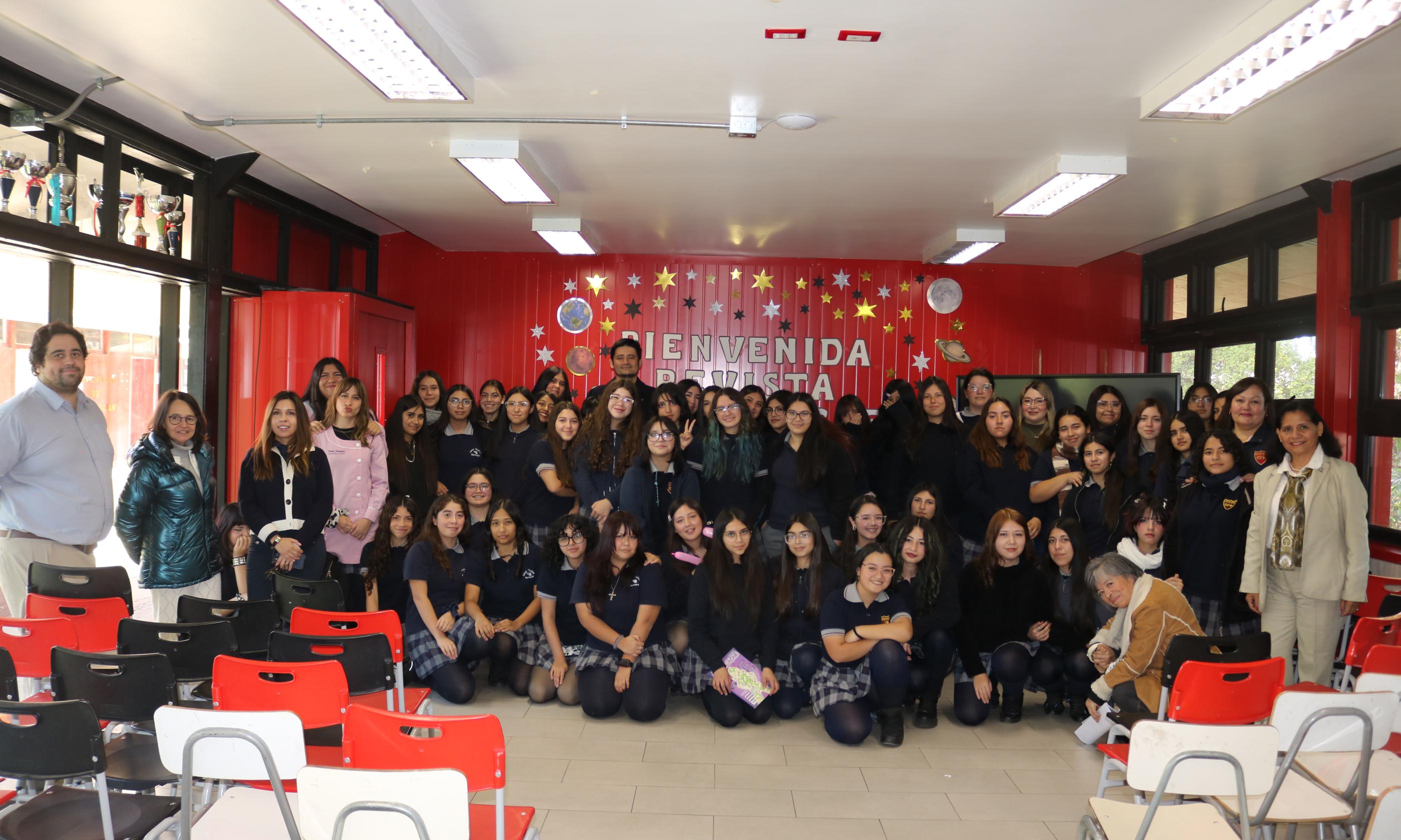Fotografía grupal con estudiantes del Liceo.