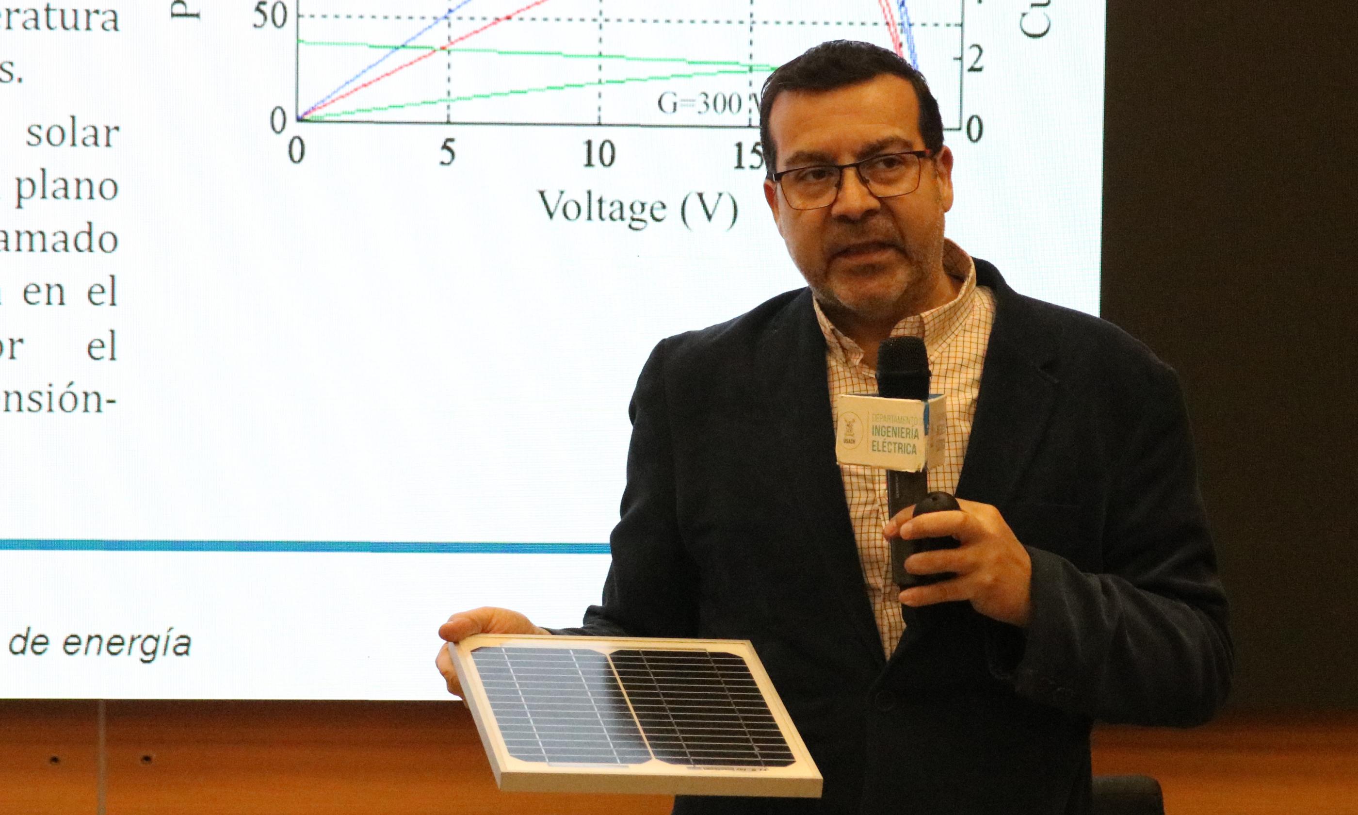 Académico Valdivia Leffort dictando la primera clase del programa.