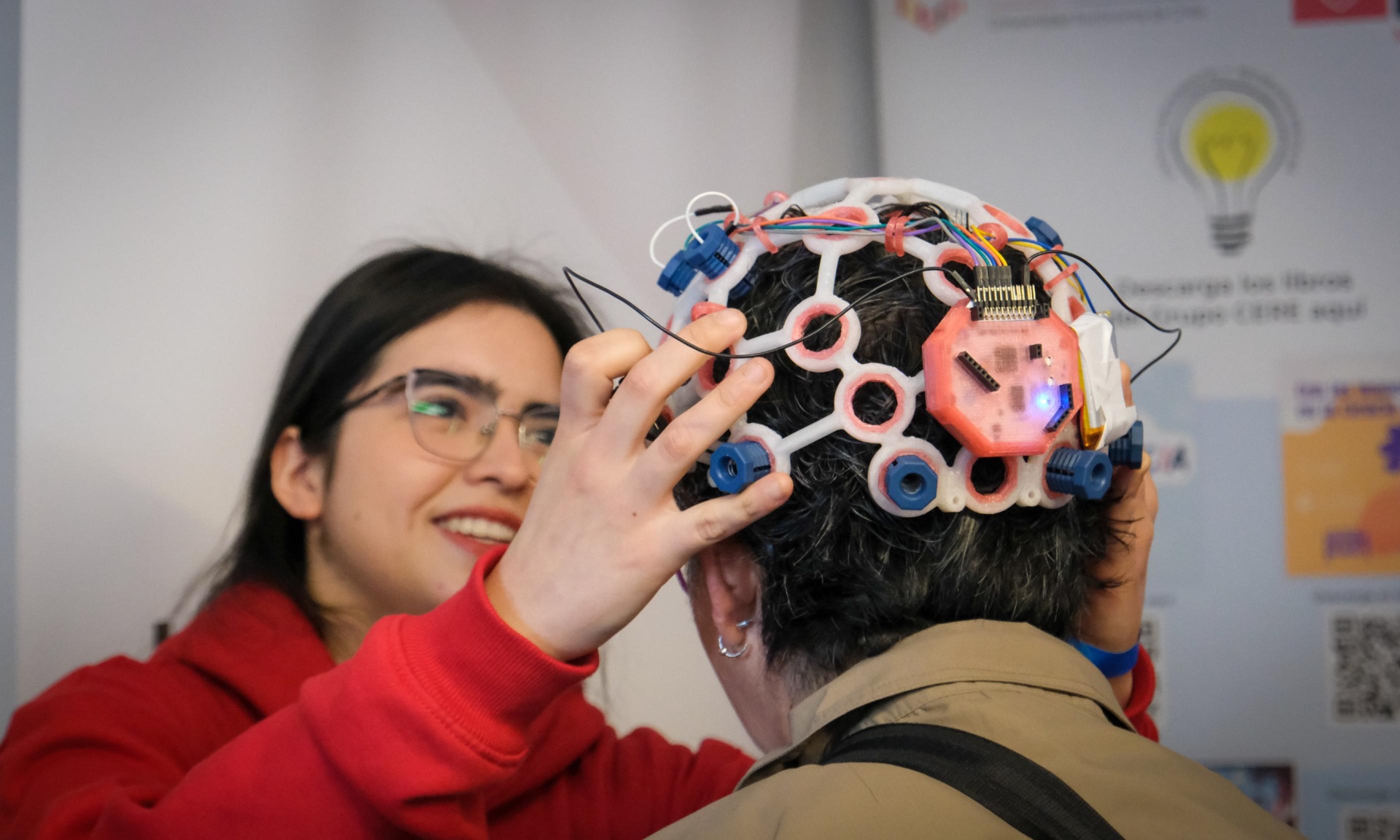mujer con cerebro