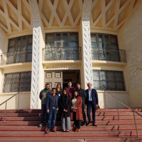 Equipo del proyecto y autoridades de Tiltil en las escaleras de entrada del edificio municipal