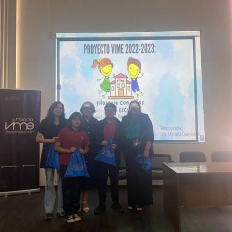  Marcela Quevedo junto a docentes y estudiantes de la Escuela Valentín Valdivieso de Recoleta